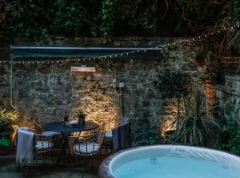 Dashwood Apartment - Two-Bed Apartment with Hot Tub