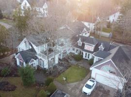 Gingerbread House Inn - We Are Open - Winter, Spring, Summer and Fall、ウルフビルのホテル