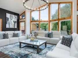 Large chalet 3 King bed Sauna-Hot Tubs Projector