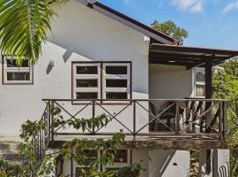 Charming Private Cottage in Gated Estate, Hotel in Belmont