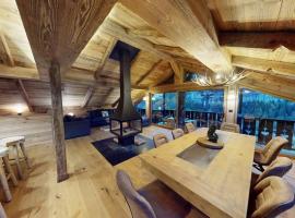 Luxury 5-Bedroom Alpine Chalet, hotel a Champéry