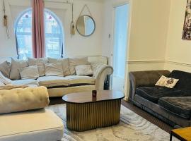 Olive, 3Bedrooms,1 extra Rm, Sleeps 9 with Garden, Free Parking in Grays, Lakeside, London, hotel en Grays