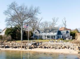 Baylight Haven by Rove Travel - Luxe Home with Bay Views, hotell i Southold