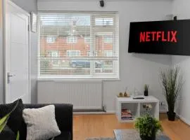 Comfort Meets Style, 4-Bedroom Home, Greenwich, Parking, Sleeps 11! Contractor & Group Friendly!