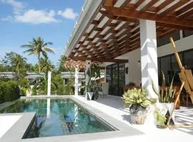 Green 2 bd Garden Villa with Swimming Pool and Unique Furniture