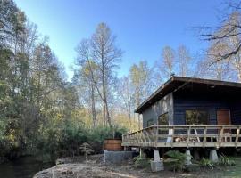 BUHO Cabin Cypress BBQ Smart TV Wood Hot Tub, hotel di Huiscapi