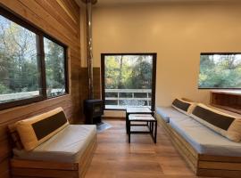 BUHO Cabin Cypress BBQ Smart TV Wood Hot Tub, Hotel in Huiscapi