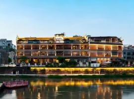 Phoenix Ancient Town San San Riverside Hotel - Offers free one-way high-speed rail pick-up service - Butler service - Afternoon tea - Self-service laundry - Baggage storage - Travel planning and other services, hotell i Fenghuang