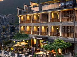 Phoenix San San Homestay-Located in Phoenix Ancient Town-all room types offer river views-One free high-speed train pick-up service-with butler-style service-Free exquisite afternoon tea, hotel di Fenghuang