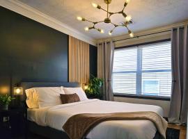 New Family Home Pet-Friendly Sleeps 10 4BR, hotelli kohteessa Lawrenceville