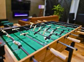 Family Fun Pet-Friendly Sleeps 10 4BR, Hotel in Lawrenceville