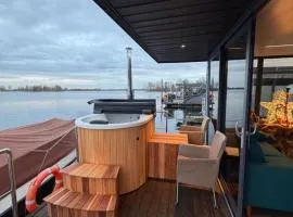 Exclusieve Houseboat La Mare 12 x 5 meter met sauna en hottup