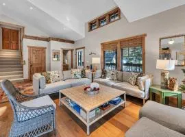 Cozy Tahoe Getaway - Walk to Lake & Quiet Deck