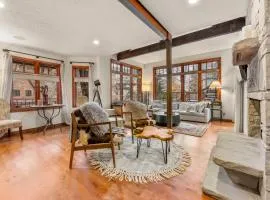 Spacious 5 Bed Retreat, Walk to Lifts and Main