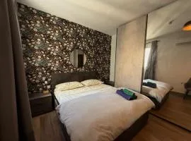 Airport Accommodation Bedroom with your own private Bathroom Self Check In and Self Check Out Air-condition Included