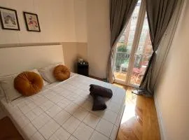 Santa Engracia Street, Private rooms