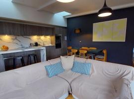 Appartement spacieux 3 chambres avec terrasse - Chartrons、ボルドーのホテル