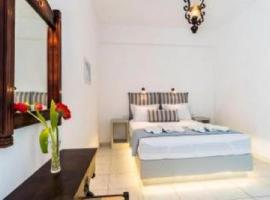 Villa Kalamia Dolphin, hotel em Perissa