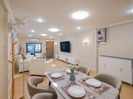 Warm & Cozy Family Home, Near BTS Punnawithi: Phra Khanong şehrinde bir otel