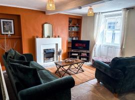 Bourne Cottage, Cosy 3 Bed in Central Castleton, Sleeps 7, Dog Friendly, hotel en Castleton