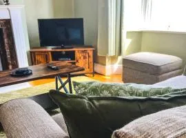 Cecil House, Stylish 2 Bed, Sleeps 5, Close to Cathedral & Castle, ideal for groups or Families, Parking x2