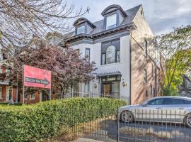 Hidden Gem | JZ Vacation Rentals, hotelli kohteessa Tower Grove