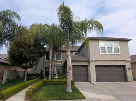 Spacious 5-bedroom 3-bath house in NW Fresno, hotel a Fresno