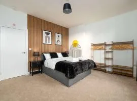 Monks Quarters, Luxury 3 bed, Sleeps 6, PRIVATE PARKING x 2, Ideal for Groups & families, Prime location