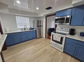 The Bungalow in Downtown Largo - 10 Mins to Beach!