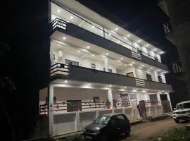 BNT BOYs HOSTEL, hotel sa Lucknow