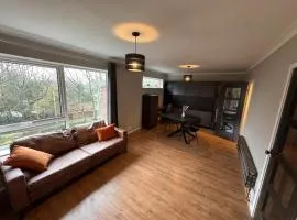 Stylish 2-Bed Flat in Mossley Hill