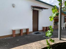 Casa dei Gigli relax and vacation among flowers and fruits, hotel a Mascalucia