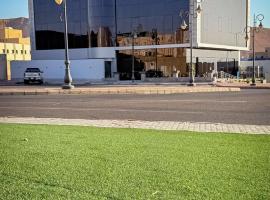 Ḩaql에 위치한 호텔 لافين حقل للشقق المخدومه