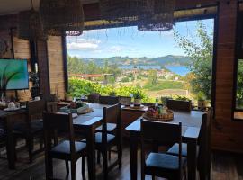 Caba&ntilde;as y hostal Aurora，卡斯特羅的木屋