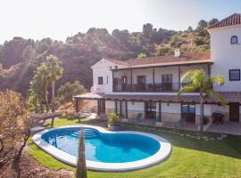 Private Mansion 7 bedroom, 6 bathrooms & private pool with spectacular views over entire Costa del Sol 'SAN JACINTO', khách sạn ở Tolox