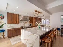 Phenomenal King, Air, Rooftop Deck, Walk to Beach