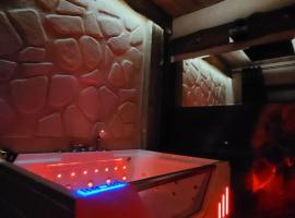 Cudodomek SPA Loft koło Ełku، فندق في إوك