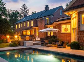 Luxury Princeton Estate Pool, Hot Tub, Sleeps 20, hotel em Princeton