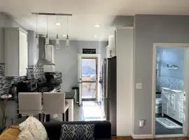 NYC-Bound 3 BR Apt, Parking Outdoor Urban Oasis