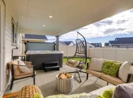 Hot Tub, Patio and Yard! Modern Nampa Home