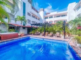 Walk to 5th Ave & Beach - Pools, Balcony & Parking