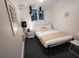 Islington Budget Rooms Bus Stop Outside Restaurants & Shops Easy Central London Access