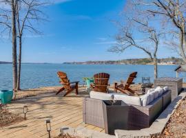 Dock and Serene Views, Lakefront Home in Chappells, hotel em Chappells