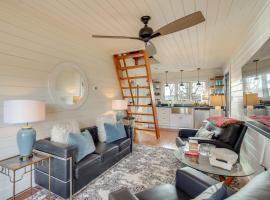 Dock and Serene Views, Lakefront Home in Chappells, hotel di Chappells