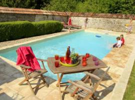 Le gîte du Soldat Carouge, Hotel in Roucy