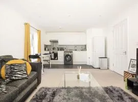 Stylish 2 Bedroom London Flat with Free Parking
