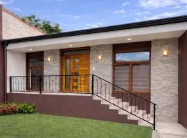 Loft moderno y privado con jardín y parqueo, cerca del río Tomebamba