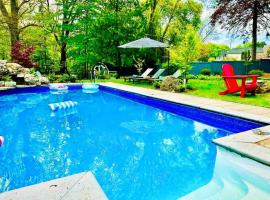 The Serenity Home Pool/Yoga/Game Room by the Lake, отель в городе Port Credit
