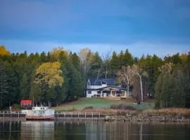 Midnight Star Waterfront Retreat Hot Tub