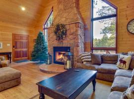Hike, Fish and Relax Fireside! Forest Lakes Cabin、Forest Lakes Estatesのホテル